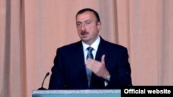 Ильхам Алиев выступает на торжественном мероприятии, посвященном Дню республики, Баку, 27 мая 2010 г. 