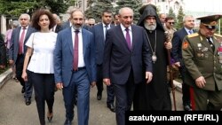 Премьер-министр Армении Никол Пашинян и президент Карабаха Бако Саакян в Степанакерте, 9 мая 2018 г.