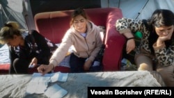 Жена показва бележка за платени сметки. "Защо казват, че не сме си плащали?", пита тя.