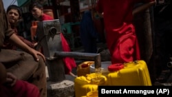 در برخی از مناطق کابل چاه های آب خشکیده و باشندگان آنها آب را به پول می خرند