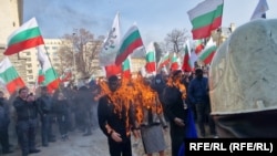 По-рано протестиращите запалиха няколко чучела на с лицата на европейските политици Валдис Домбровскис, Кристин Лагард, Паскал Донахю.