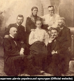 Учасники урочистостей з нагоди відкриття пам’ятника Івану Котляревському в Полтаві, вересень 1903 року. Зліва направо: (перший ряд) – Михайло Коцюбинський, Леся Українка, Гнат Хоткевич, (другий ряд) – Василь Стефаник, Олена Пчілка, Михайло Старицький, Володимир Самійленко
