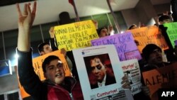 "Жумхуриет" гезитинде карикатуралардын  жарыяланышына каршы нааразылык акциясы. Стамбул, 14-ноябрь, 2014-жыл. 