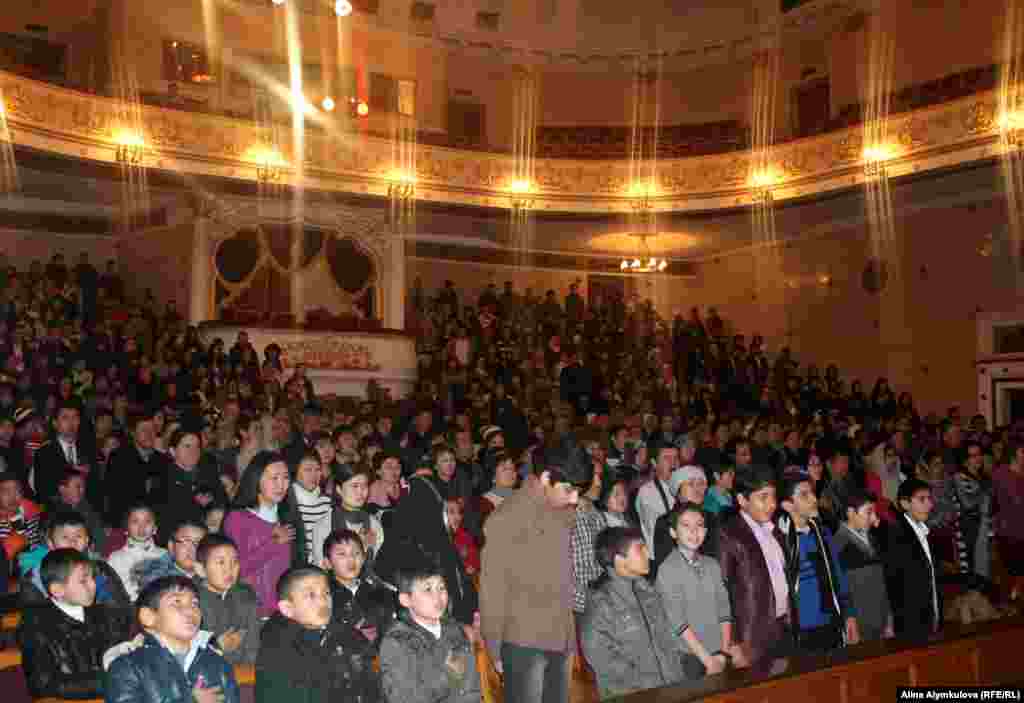 Звучат иранский и кыргызский гимны.&nbsp;