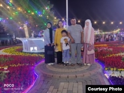 Акмал Абдуллаев с семьей.