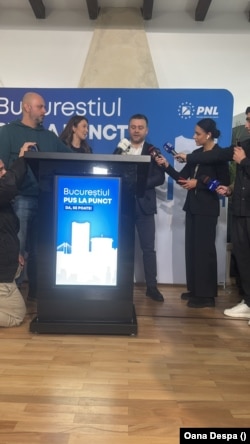 Ciprian Ciucu dă interviuri pe bandă rulantă după anunțarea rezultatelor exit-pollurilor în care este desemnat câștigător.