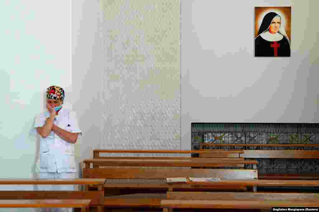 Primul val al infecțiilor cu Covid-19 a provocat o dramă națională în Italia, acolo unde spitalele din unele regiuni nu mai făceau față numărului mare de bolnavi. În imagine, un cadru medical se roagă pentru prevenirea infecțiilor, în preajma sărbătorilor de Paște&nbsp; &nbsp;