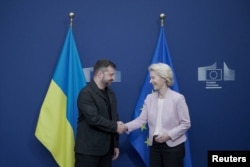 Președinta Comisiei Europene, Ursula von der Leyen, îl întâmpină pe Volodimir Zelenski la Bruxelles. 17 august 2025