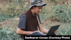 Türkistan oblastynyň Ulgili obasyndan bolan student Bakbergen Sapaş öý işlerini bitirjek bolýar, ýöne obada internetiň tizligi örän pes. Surat Bakbergen tarapyndan iberildi.