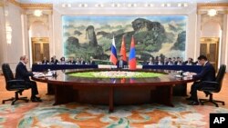 Președintele rus Vladimir Putin la o întâlnire cu președintele mongol Ukhnaagiin Khurelsukh găzduită la Beijing de președintele chinez Xi Jinping