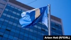 Flamuri i Kosovës i vendosur para ndërtesës së Qeverisë në Prishtinë. 