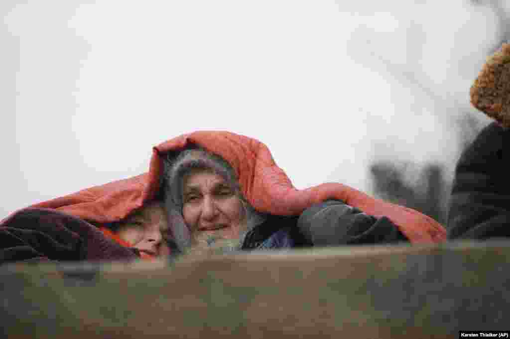 Dve čečenske žene, izbeglice, pokrivene ćebetom dok napuštaju selo Katyr-Yurt, jugozapadno od Groznog, 30. januar 1995.