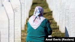 په سرېبرېنیڅا کې یوه ښځه د توکموژنې په یادګار کې مړو ته دوعا کوي - د جولای ۱۱مې انځور.