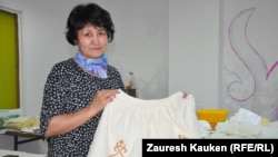 Ұлболсын Бақтығалиқызы жібек матаға киізден оюлаған киімін көрсетіп тұр. Алматы, 26 сәуір 2013 жыл.                          