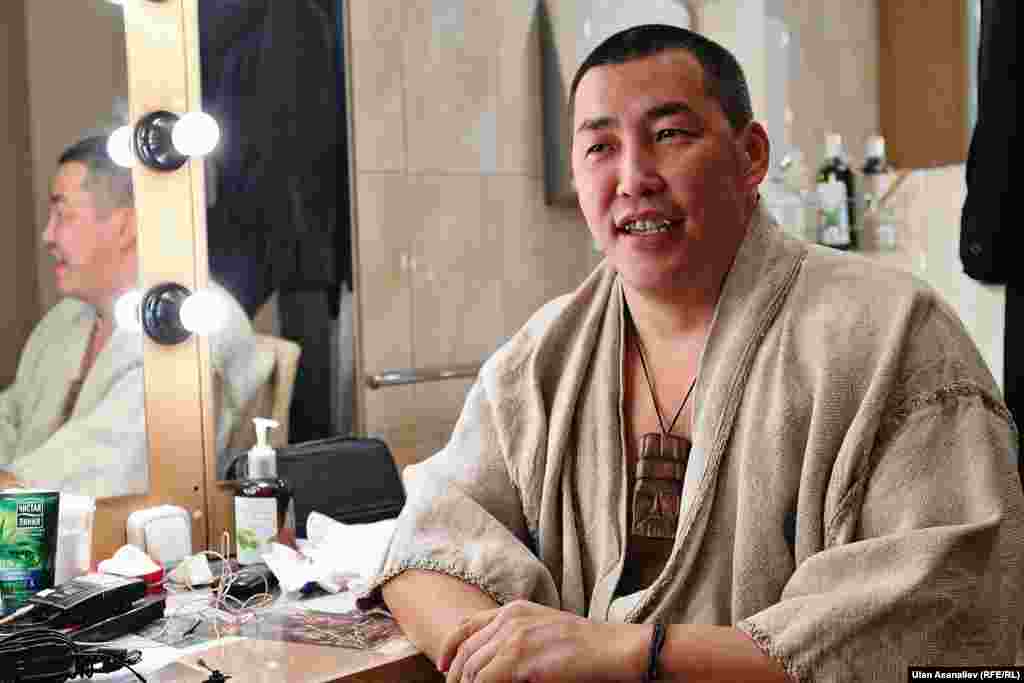 Орусиялык белгилүү актер Амаду Мамадаковду полиция "мигрант" деп дале кармай берет.&nbsp;