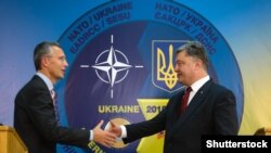 Президент України Петро Порошенко (праворуч) та генеральний секретар НАТО Єнс Столтенберґ під час прес-конференції на Яворівському полігоні, що на Львівщині. 21 вересня 2015 року (ілюстраційне фото)
