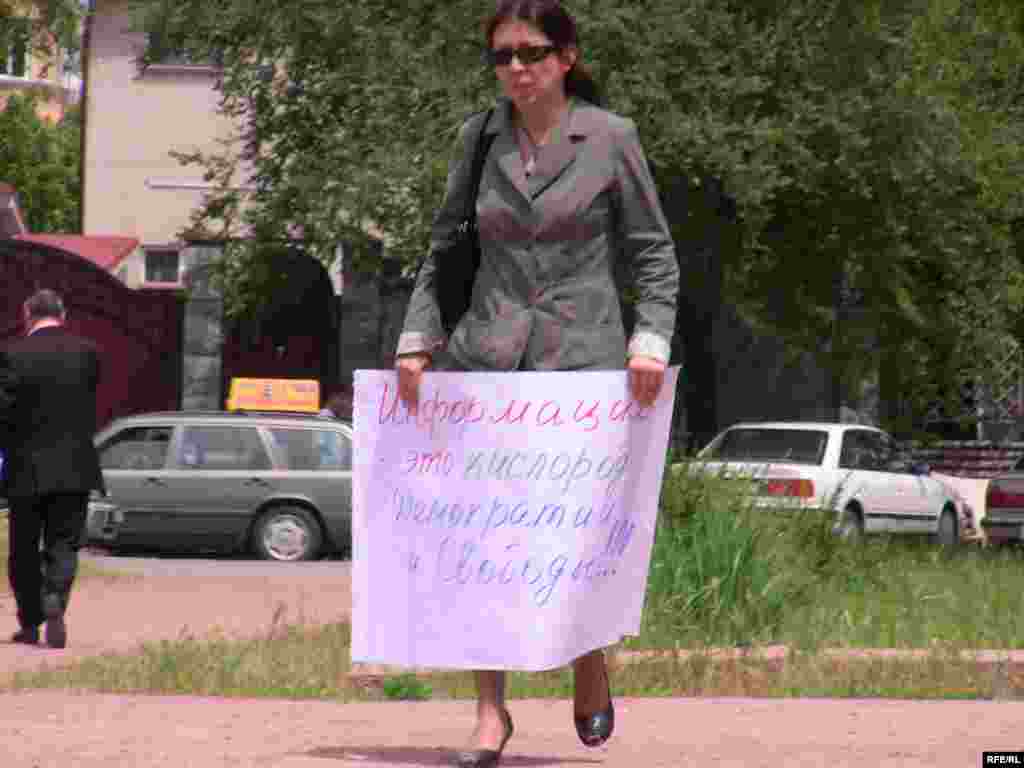 Акциянын катышуучулары "Азаттык" үналгынын Улуттук канал аркылуу элге жеткирилишин бийликтен талап кылышты. - Kyrgyzstan -  Picket in Support Of Radio Azattyk. Bishkek 18May2009