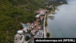 Урбанизација крај брегот на Охридското Езеро. 