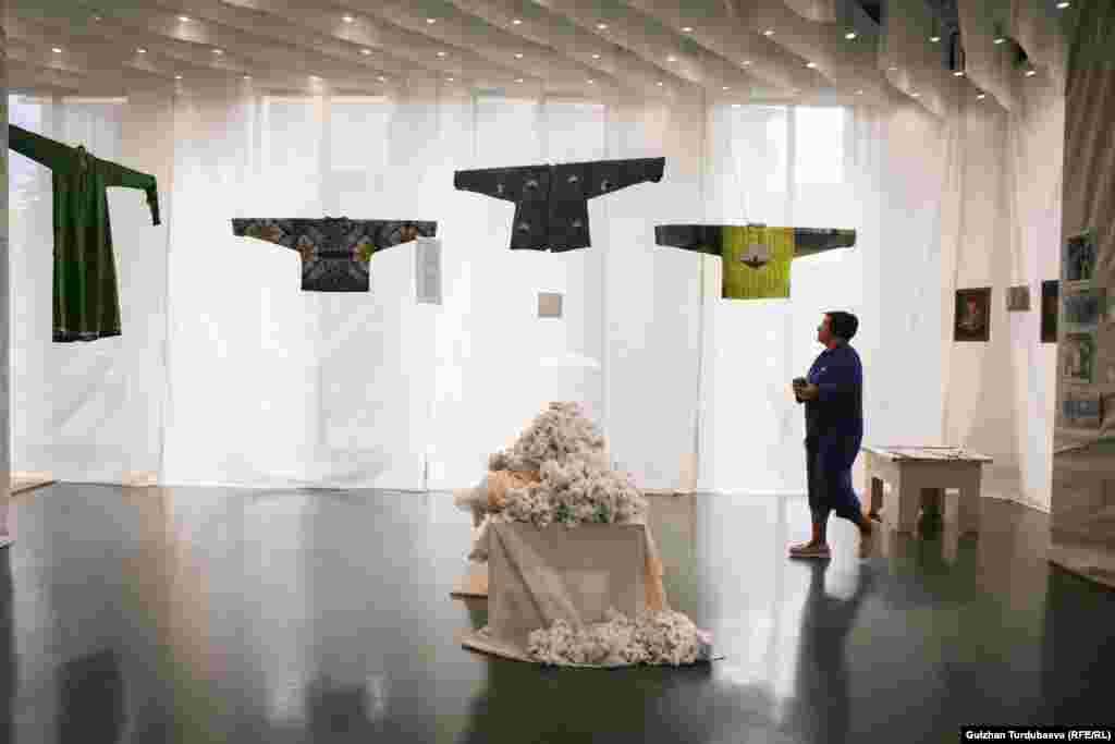 Диляра Каипованын Совет доорундагы пахта терүү маданиятын, экологиялык катастрофаны, мажбурлап иштетүү көйгөйлөрүн көрсөткөн "жөнөкөй чапан" көргөзмөсү.&nbsp; Иш-чарага күбө болгон Канададагы Британдык Колумбия университетинин антропология боюнча магистранты, изилдөөчү, 24 жаштагы Ильяс Акунов соңку кездери &ldquo;бул үч мамлекетте советтик аң-сезимден арылуу аракеттери күч алганын, буга айрыкча жаштардын кызыгуусу күч экенин, бирок бул маселеге сергек көз караш зарыл экенин&rdquo; айтты.