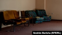 Ulëset e ndotura dhe të dëmtuara në hotel Molika.