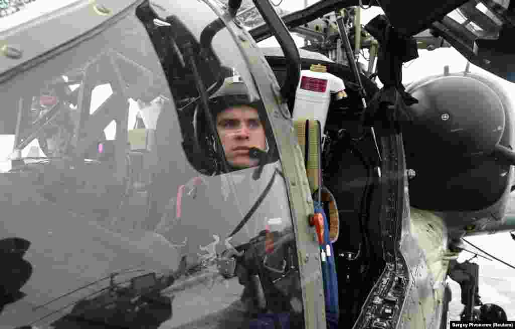 Pilot u kokpitu helikoptera Ka-52 u okviru probnog leta 19. januara. Američki državni sekretar Antony Blinken otputovao je 20. januara u Berlin na razgovore sa evropskim saveznicima, pošto rastu strahovi da bi Ukrajina mogla biti napadnuta "iznenada". Moskva je negirala bilo kakve planove za napad na Ukrajinu i optužuje NATO da planira da primi tu zemlju u članstvo alijanse i da tamo pošalje teško naoružanje.