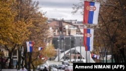 Flamujt e Serbisë të vendosur në Mitrovicë të Veriut. Fotografi nga arkivi. 
