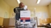 Një qytetar serb duke votuar në Graçanicë për zgjedhjet e përgjithshme të Serbisë më 2016. 