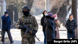 Каршылык акциялары учурунда кармалгандардын жакындары, Алматы. 22-январь, 2022-жыл. 