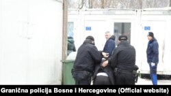 Rapoarte internaționale de monitorizare au constatat în ultimul an că lumea interlopă a devenit tot mai puternică în România, iar autoritățile din România tot mai puțin interesate să oprească activitatea marii criminalități.
