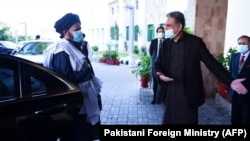 د پاکستان د بهرنیو چارو وزیر شاه محمود قریشي د ملا عبدالغني برادر په مشرۍ د طالبانو د پلاوي هرکلی کوي. 