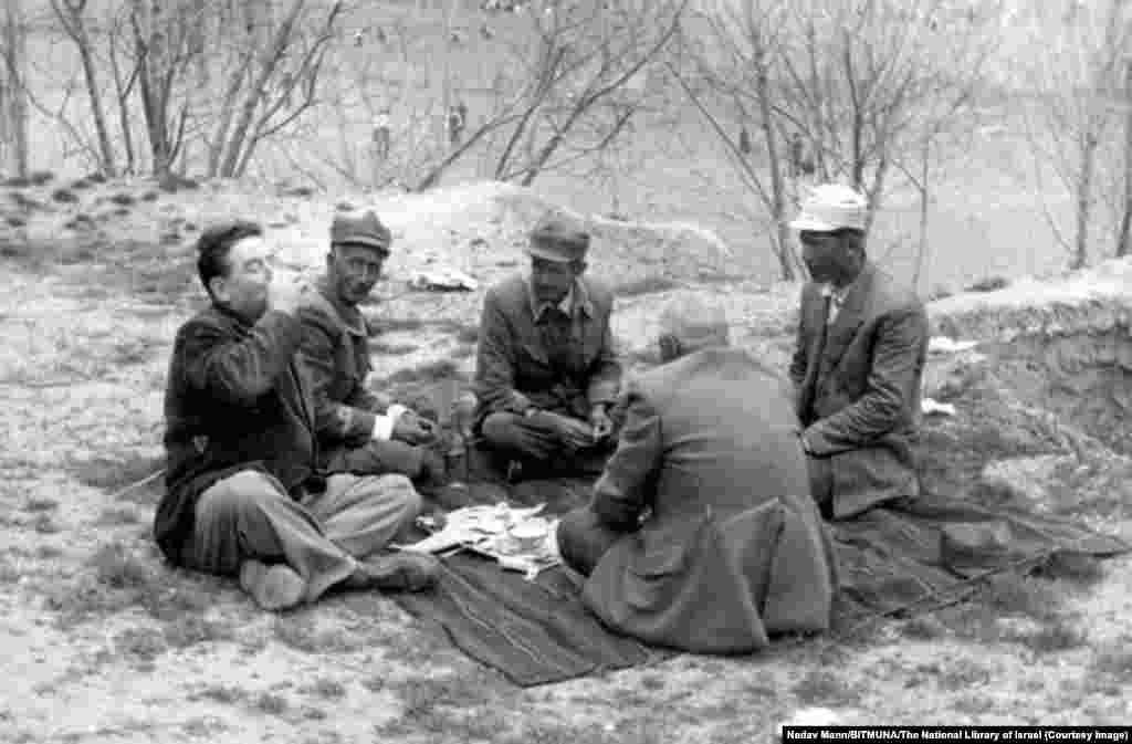 İsrailli səyahətçi (solda) İranın qərbindəki Şətt-əl-Ərəb çayı yaxınlığında fəhlələrlə bir süfrədə içki içir.1979-cu il inqilabından öncə İranda yaşayan israillilər şahın öz xalqına qarşı repressiyaları ilə maraqlanmadıqlarını deyirlər. "Onlar şikayət etmirdilər, biz də müdaxilə", – bir israilli bir filmdə danışırdı.