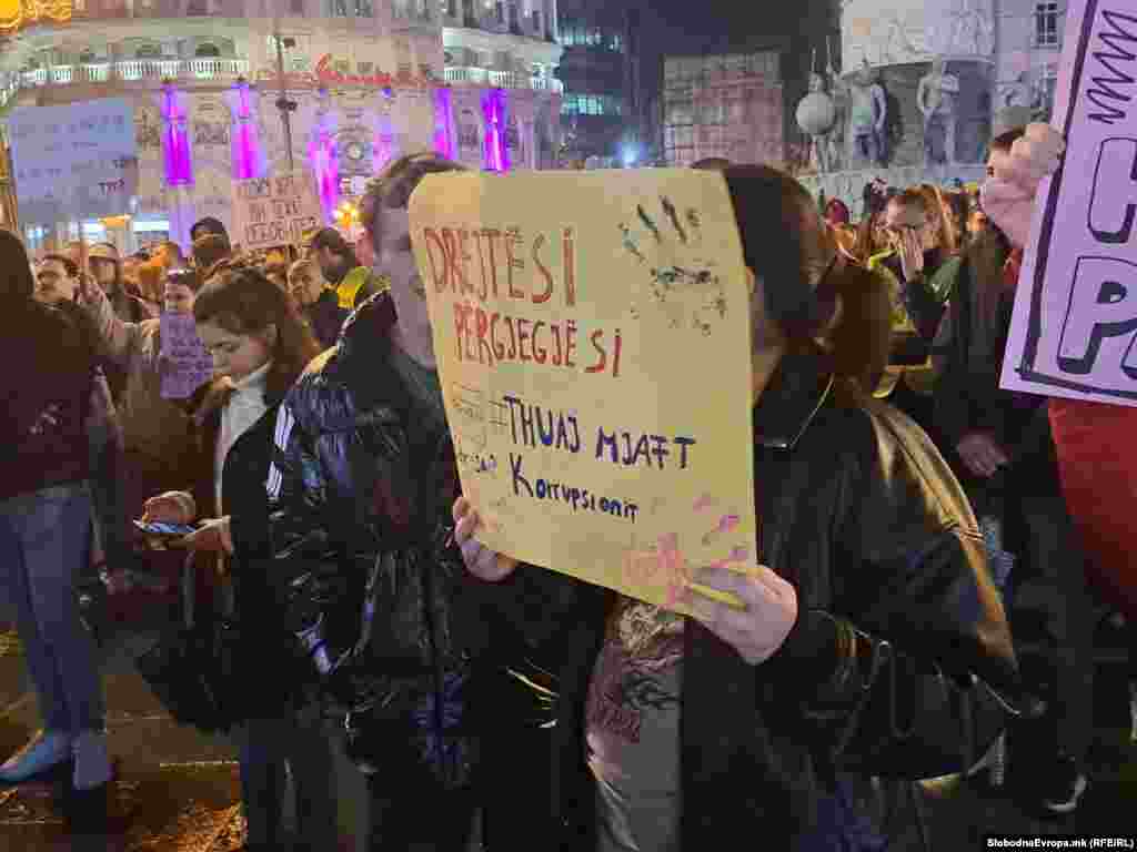 Од Граѓанското движење „Кој е следен?“, кое се формираше по смртта на младата Фросина Кулакова која беше прегазена во сообраќајна несреќа на 29 јануари годинава кај Универзалната сала во Скопје, тврдат дека не се поврзани со ниедна политичка партија.