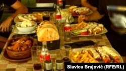 Državno preduzeće CEDIS u podgoričkom restoranu platilo je 52 kilograma popeka, 27 porcija teletine, 15 jagnjetine... Popeci( ilustracija )