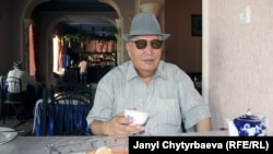 Жерге-Талдын 1992-1996-жылдардагы акыркы шайланма акими, тажик парламентинин эки жолку депутаты Нусротулло Хасанов.  Дүйшөмбү калаасында тартылган сүрөт.