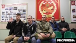 Recruți la un birou local de recrutare înainte de a pleca în serviciul militar în armata rusă - 15 octombrie 2024.