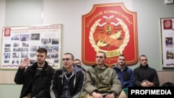 Rekrutët shihen në një zyrë të rekrutimit në Moskë, para se të nisen për shërbim ushtarak në Ushtrinë Ruse, në tetor 2024.