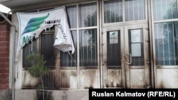 Подожженный штаб партии "Мекеним Кыргызстан". 16 мая, 2017 года.