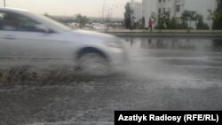 Köçelerde palçygyň we laýyň emele gelmegi netijesinde çetki obalaryň welaýat we etrap merkezleri bilen aragatnaşygy ep-esli kesildi. (Arhiw suraty)