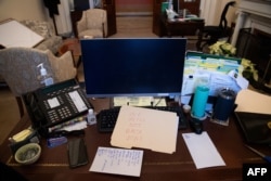 Президент Д.Трамптын тарапташтарынын бири спикер Н.Пелосинин иш үстөлүнө «Биз артка чегинбейбиз» деп жазып кеткен. Капитолий, Вашингтон. 2021-жылдын 6-январы.