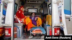 Индиянын Ахмадабад шаарында ооруканага кезек күткөн бейтаптар, 20-апрель 2021-жыл. 