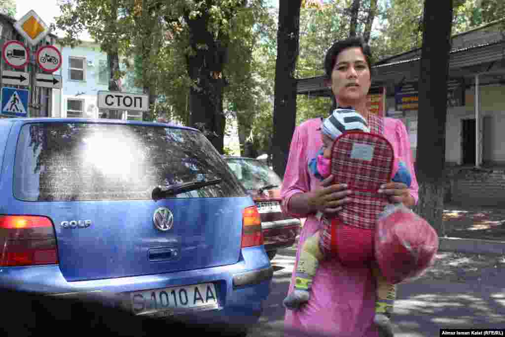 По официальным данным, 50% рожениц в возрасте 15-19 лет рожают, не имея регистрации брака.