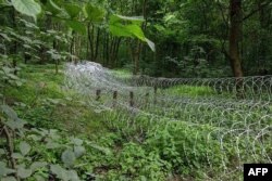 Garduri de sârmă ghimpată noi ridicate de ucraineni la Sumî, într-o imagine distribuită la 26 iunie de armata ucraineană.