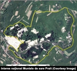 Cu galben sunt marcate limitele rezervației de interes național Muntele de sare Praid. Devierea în amonte a râului Corund ar urma să aibă loc și în zona protejată.