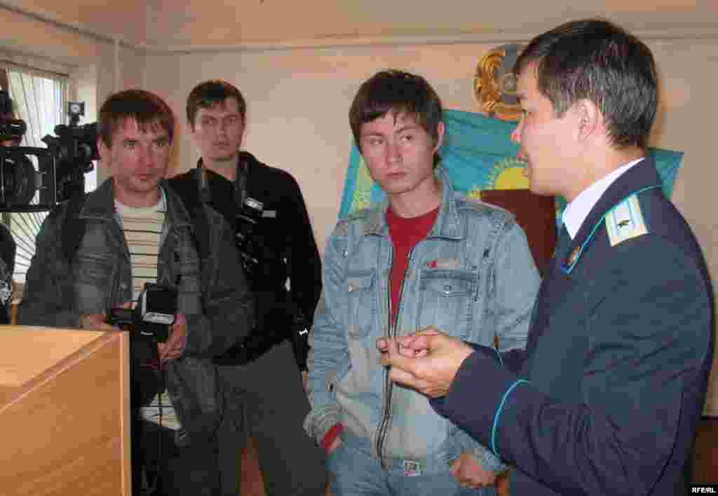 Прокурор Алтай Джанибеков по делу Жовтиса говорит с журналистами. - Алтай Джанибеков, государственный обвинитель по делу Евгения Жовтиса, просит журналистов соблюдать тишину во время заседания суда. Баканас, 2 сентября 2009 года.  
