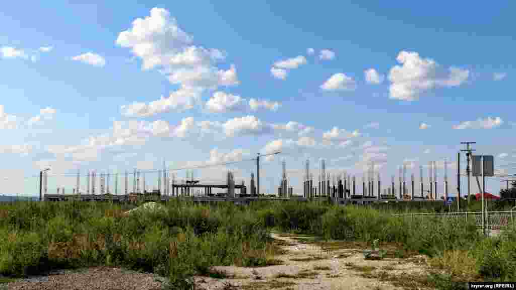 Є й інші об'єкти, які вже встигли стати довгобудами. Так зараз виглядає майбутня школа в мікрорайоні Ак-Мечеть