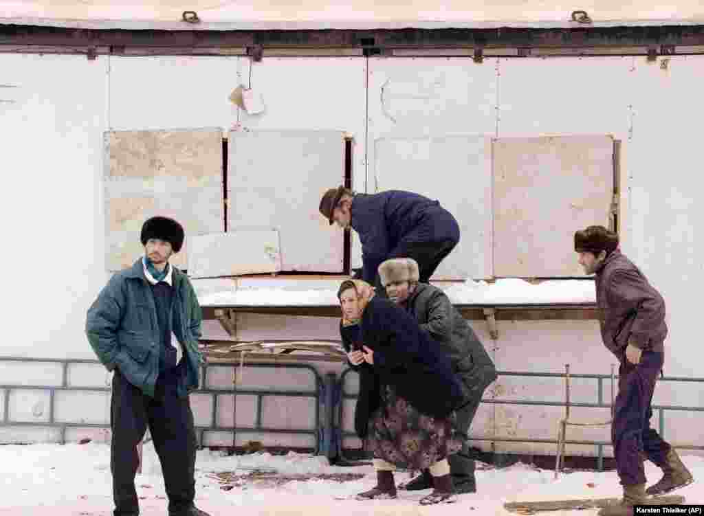 Čečeni se sakrivaju dok ruski snajperista gađa uličnu pijacu na južnoj periferiji Groznog, 25. januar 1995.