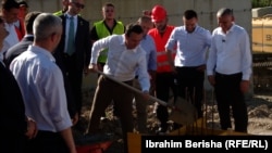 Kryeministri në detyrë i Kosovës, Albin Kurti, duke vënë gur themelin e njërës prej dy urave që Qeveria e tij në detyrë do t'i ndërtojë mbi lumin Ibër në Mitrovicë, 1 korrik.