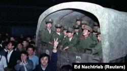 Pe 20 mai au fost mobilizați mii de soldați. Locuitorii din Beijing au încercat să le blocheze intrarea în Piața Tiananmen, pentru a-i proteja pe studenți.