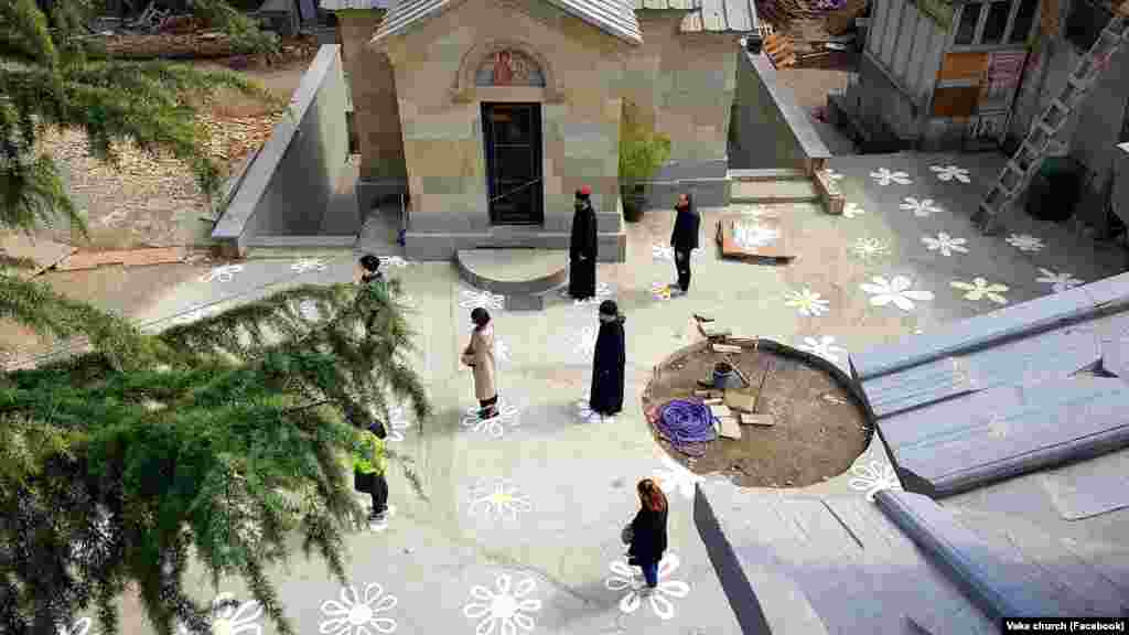 Цвеќињата нацртани на подот на црквата Ваке во грузискиот главен град Тбилиси, им помагаат на посетителите да држат безбедно растојание.