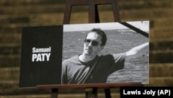 Траурный плакат с фотографией Сэмюэля Пати – на ступенях Национальной ассамблеи Франции, Париж, 20 октября 2020 года